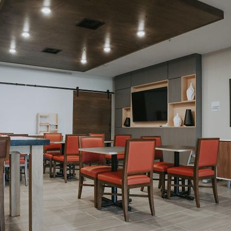 Holiday Inn Express Hotel & Suites Lincoln South By Ihg Exterior foto