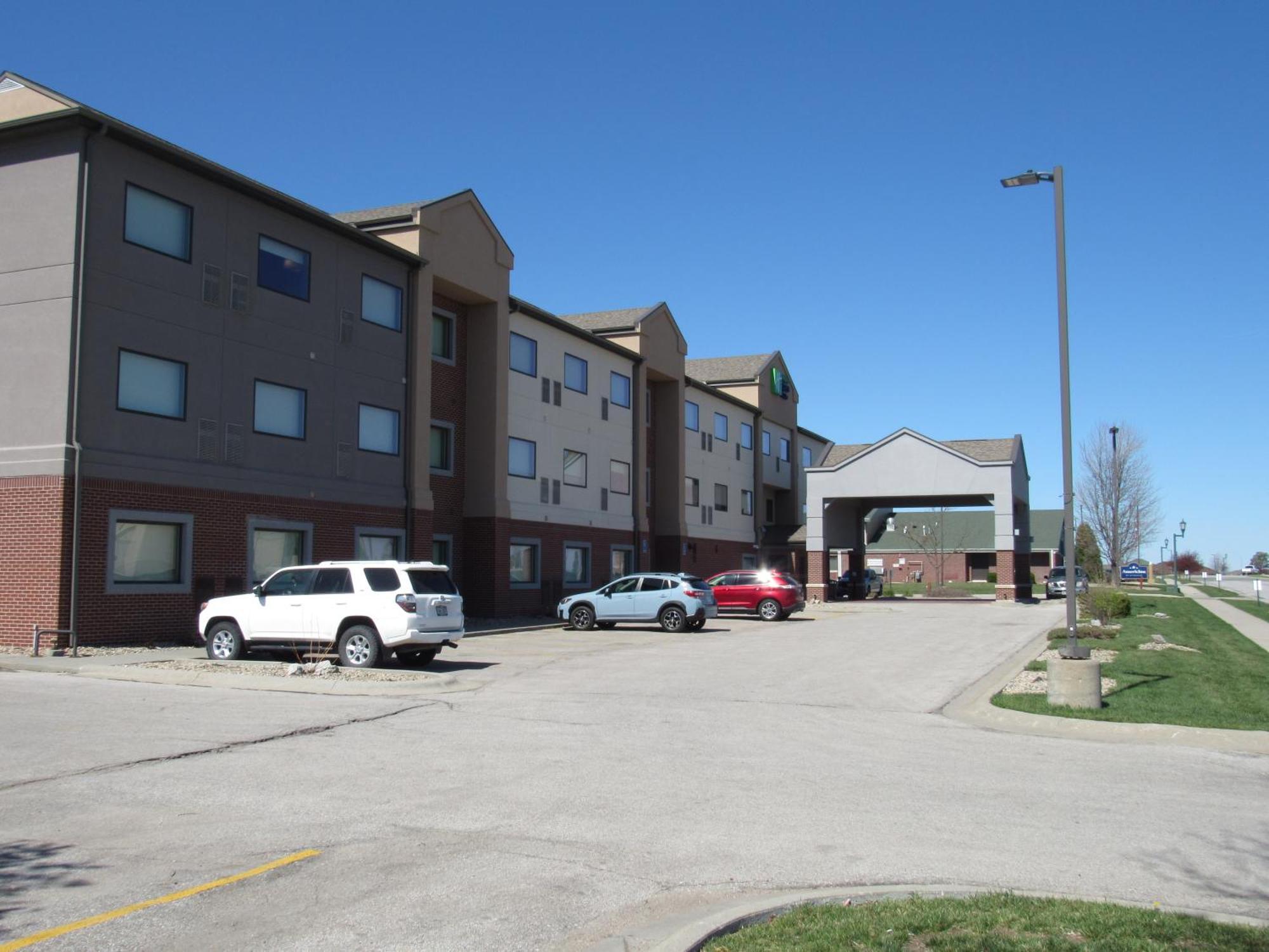 Holiday Inn Express Hotel & Suites Lincoln South By Ihg Exterior foto