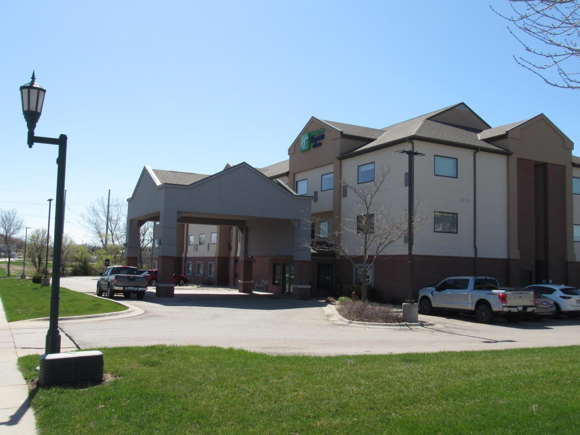 Holiday Inn Express Hotel & Suites Lincoln South By Ihg Exterior foto